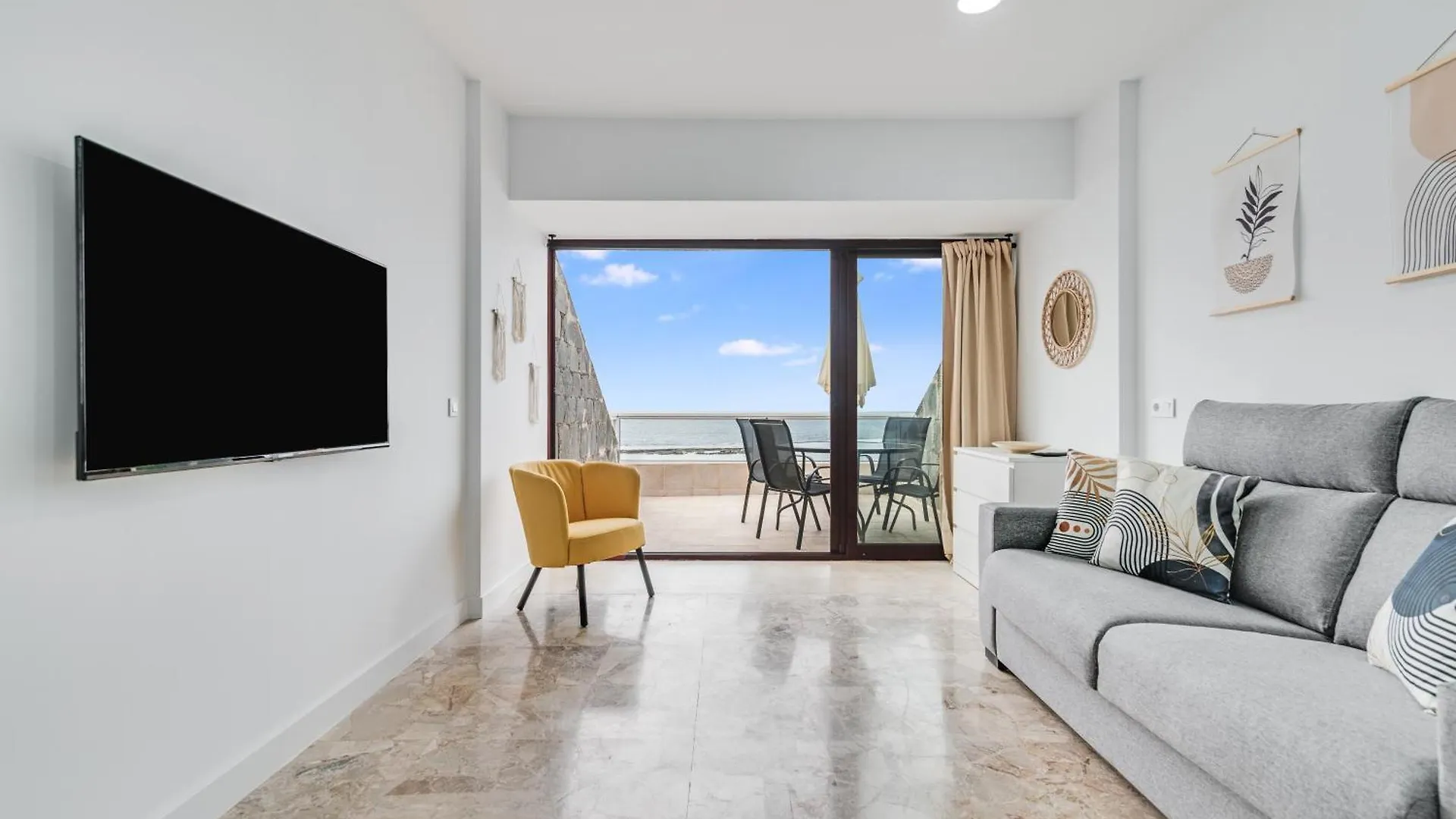 Canteras 1º Linea De Playa location